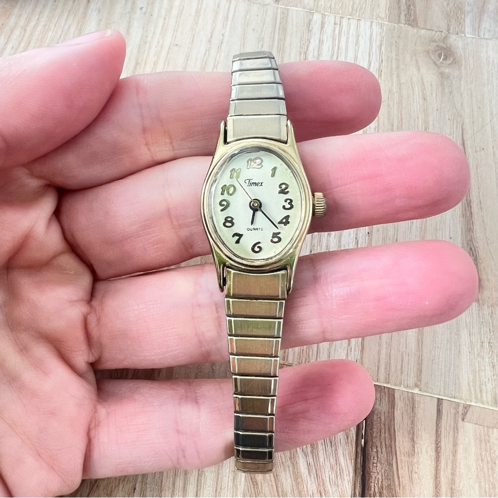 Vintage Timex ladies oval gold tone bracelet dress watch NEW BATTERY